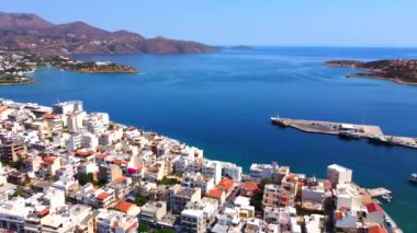 Girit Adası, Yunanistan. Voulismeni Gölü ve Agios Nicholas kasabası manzarası. Hava videosu