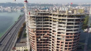 Turna ve inşaat alanı nehre karşı