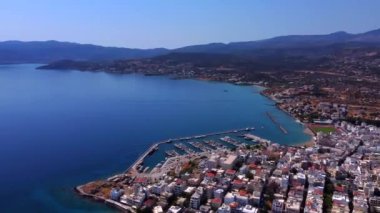 Agios Nikolaos 'un sabah manzarası. Yunanistan 'ın Girit adasının pitoresk bir kasabası. Resim