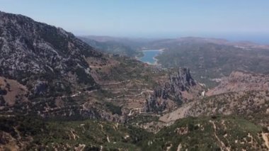 Girit 'te Deniz, Dağ, Zeytin Ağaçları ve Evlerle Havadan Gelen Yunan manzarası. Yaz Tatil ve Turizm Merkezi.