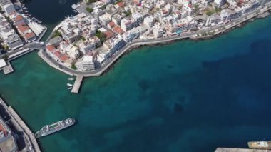 Agios Nikolaos 'un sabah manzarası. Yunanistan 'ın Girit adasının pitoresk bir kasabası. Resim