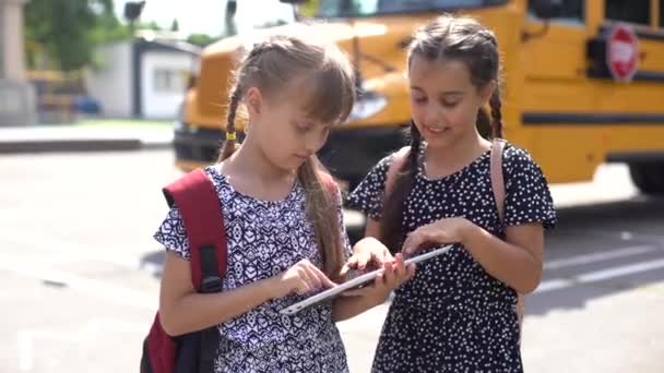 É uma sorte conhecer-nos. Alunas inteligentes e alegres. Boas alunas ao ar livre. Pequenas alunas usam uniforme escolar. Estudantes bonitos que parecem charmosos. Fim do ano lectivo. — Vídeo de Stock