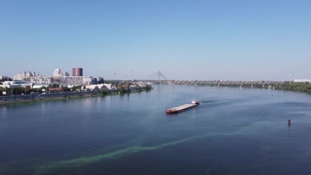 Een droog vrachtschip duwt een leeg schip de rivier de Dnjepr af. Vuil water. Uitzicht vanaf de drone. Oekraïense scheepvaart. — Stockvideo