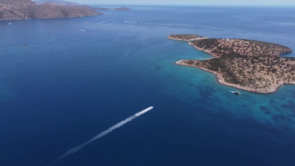 Снимок сверхбольшого контейнерного судна в море, вид сверху вниз. — стоковое видео