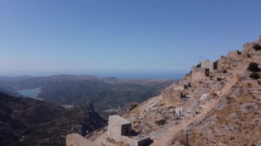 Girit 'teki yüksek tepelerin manzarası gökyüzünün arka planında