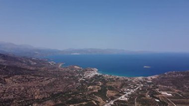Girit 'te Deniz, Dağ, Zeytin Ağaçları ve Evlerle Havadan Gelen Yunan manzarası. Yaz Tatil ve Turizm Merkezi.
