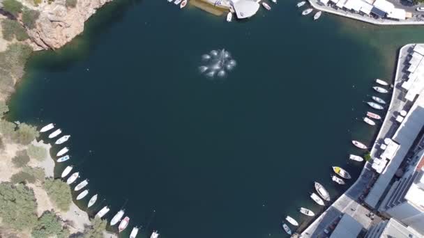 Isola di Creta, Grecia. Vista dall'alto del lago di Voulismeni e della città di Agios Nicholas. Video aereo — Video Stock