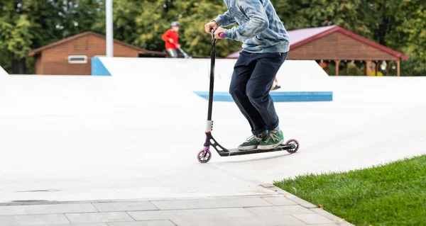 Kind gaan vanuit de lucht met zijn scooter — Stockfoto