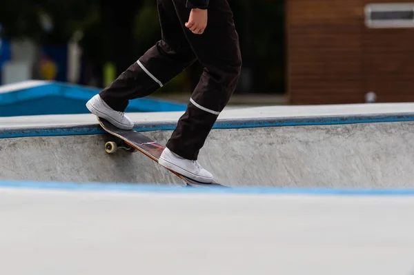 Skateboarder realiza un truco en la ciudad. — Foto de Stock