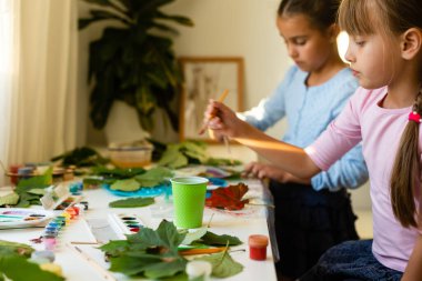 Mutlu çocuk gülüyor. Neşeli küçük kızlar Ressam bir resim çizer