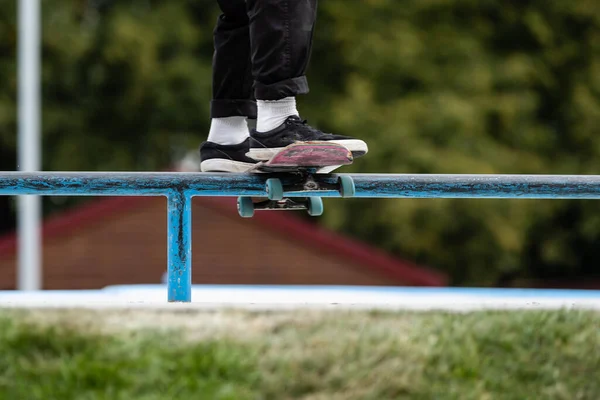 Close-up van een skateboarders voeten terwijl schaatsen op beton op de Skatepark — Stockfoto
