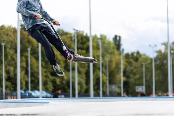 Kind gaan vanuit de lucht met zijn scooter — Stockfoto