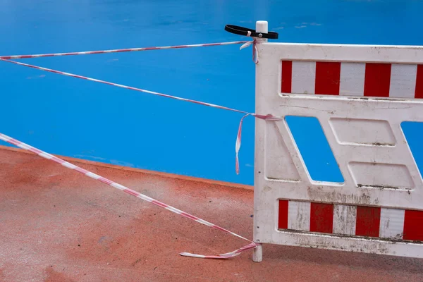 Weiße Absperrung mit roten Streifen auf dem Stadionhintergrund. — Stockfoto