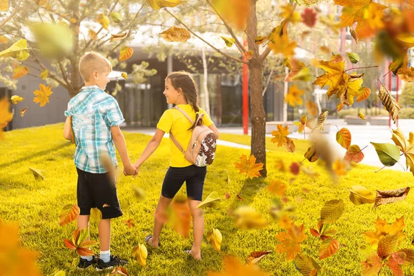 Šťastné dítě baví v parku na podzim — Stock fotografie