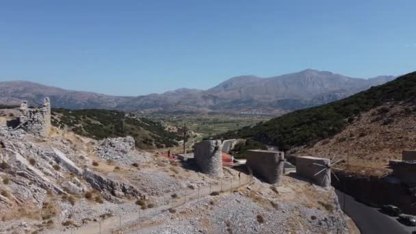 希腊克里特岛地中海沿岸山顶上流动的磨坊 — 图库视频影像