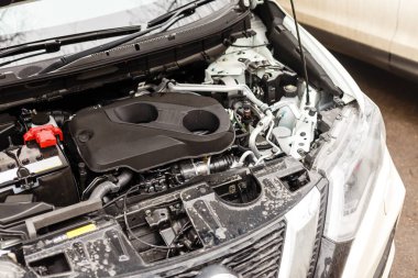 Servis kaputu açık bir araba.