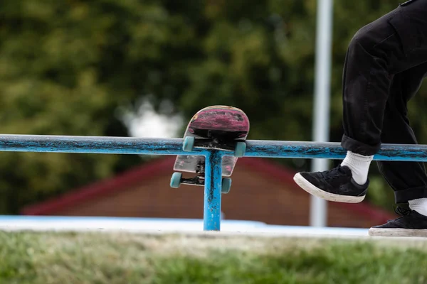 Крупним планом скейтбордисти ноги під час катання на бетоні в ковзанах парку — стокове фото
