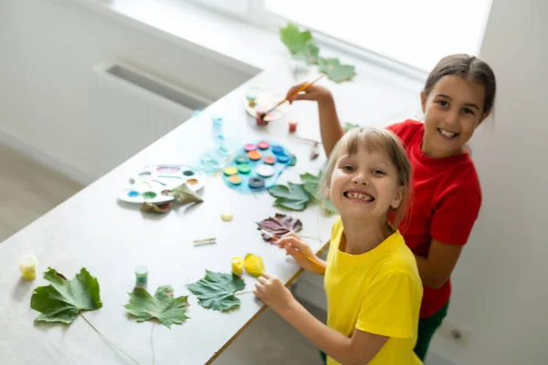 Quadro per bambini realizzato con vernice foglie d'autunno — Foto Stock