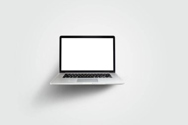 Yeni laptop göstermek klavye ve beyaz bir arka plan üzerinde izole boş beyaz ekran ile.