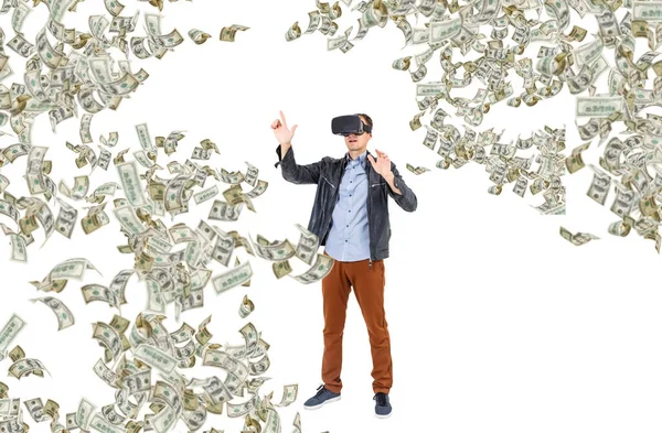 Billets en dollars volant autour d'un jeune homme portant des lunettes de réalité virtuelle, concept de réalité virtuelle. — Photo