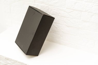 Beyaz arkaplan üzerinde siyah karton kutu.