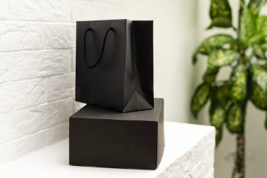 Beyaz arkaplan üzerinde siyah karton kutu.