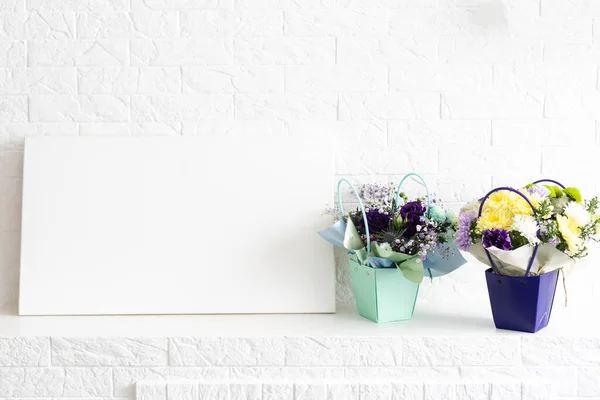 Flor e tela em branco fundo branco — Fotografia de Stock