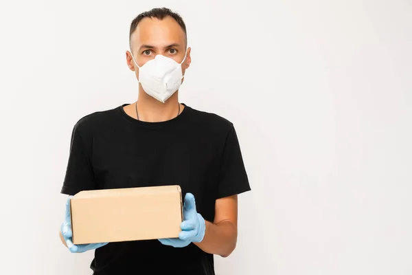 Entrega homem segurar caixa de papelão isolado no fundo branco — Fotografia de Stock