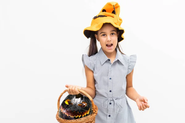 Petite fille avec un chapeau de sorcière. halloween. — Photo