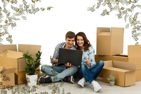 Foto von optimistischen nettes Paar gewinnen Geld isoliert auf weißem Hintergrund — Stockfoto