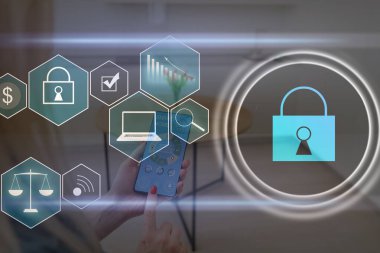 Dijital siber güvenlik ve ağ koruma kavramı. Ortak kaynaklara erişmek için sanal kilitleme mekanizması. Asma kilitli etkileşimli sanal kontrol ekranı. dizüstü bilgisayar