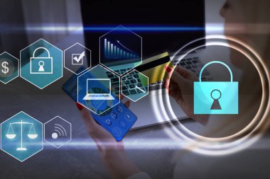 Dijital siber güvenlik ve ağ koruma kavramı. Ortak kaynaklara erişmek için sanal kilitleme mekanizması. Asma kilitli etkileşimli sanal kontrol ekranı. dizüstü bilgisayar