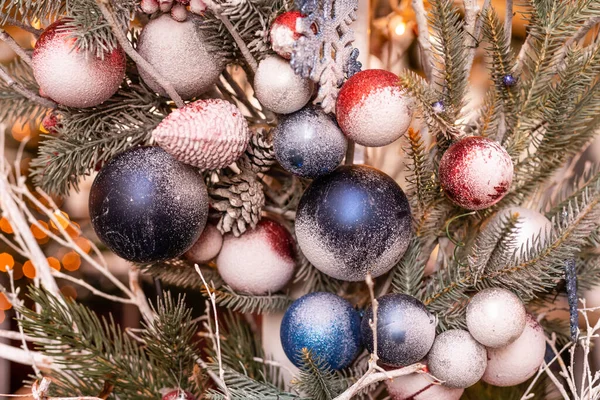 Decoraciones de Navidad calle: una corona con bolas y guirnaldas —  Fotos de Stock