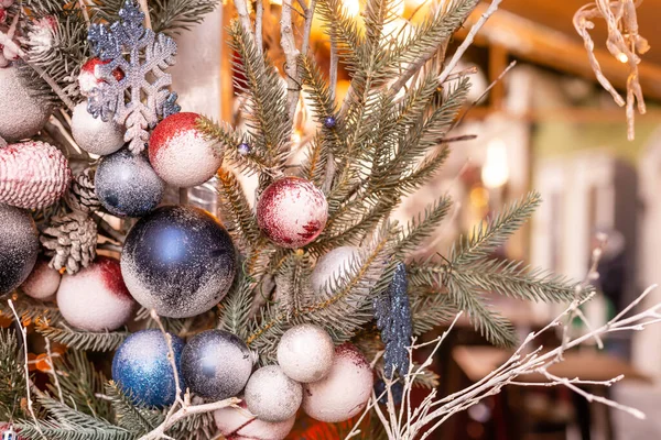 Decoraciones de Navidad calle: una corona con bolas y guirnaldas — Foto de Stock