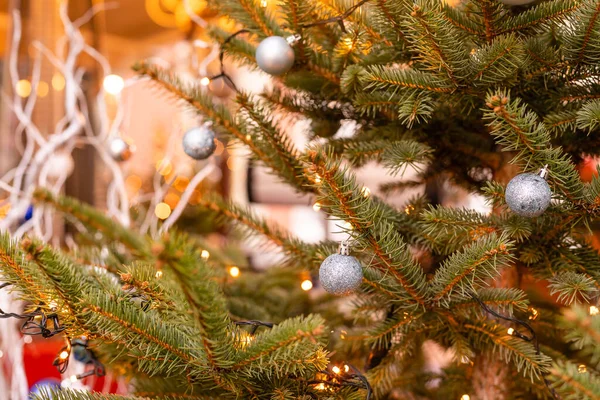 Вуличні різдвяні прикраси: вінок з кульками і гірляндами — стокове фото
