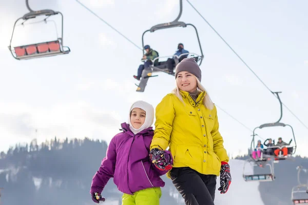 Mère et fille avec des snowboards jouent dans la neige — Photo