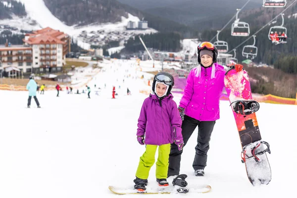 冬季度假胜地的滑雪板课 — 图库照片