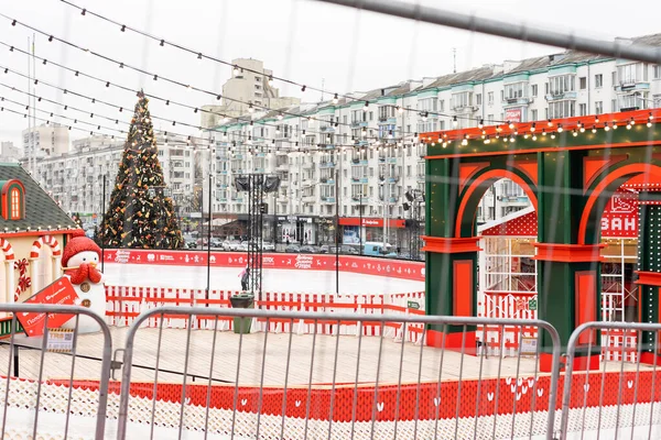 Kiev, Ucrania - 13 de enero de 2021: Pista de patinaje callejero en la feria de Navidad. Vacaciones de Navidad en el Palacio Ucrania — Foto de Stock