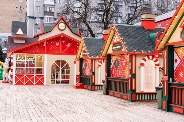 Κίεβο, Ουκρανία - 13 Ιανουαρίου 2021: Παγοδρόμιο δρόμου στο Χριστουγεννιάτικο πανηγύρι. Χριστούγεννα διακοπές στο Παλάτι της Ουκρανίας — Φωτογραφία Αρχείου