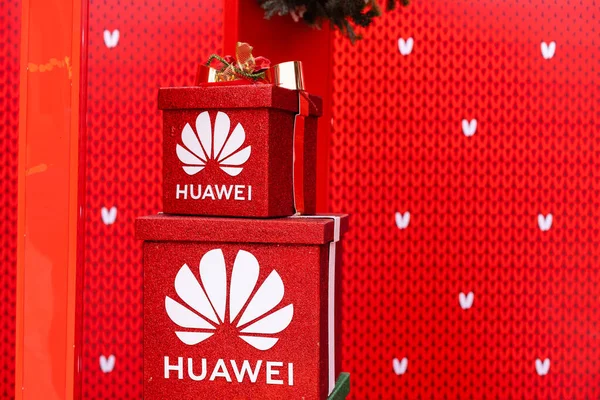 우크라 이나 Kyiv, Ukraine - January 13, 2021: 크리스마스 선물 상자를 크리스마스 박람회 에서 Huawei 로고로 닫는다. 우크라이나 팰리스에서 보낸 성탄절. — 스톡 사진
