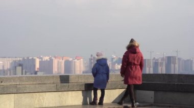Anne kızı sonbaharda çatıda.