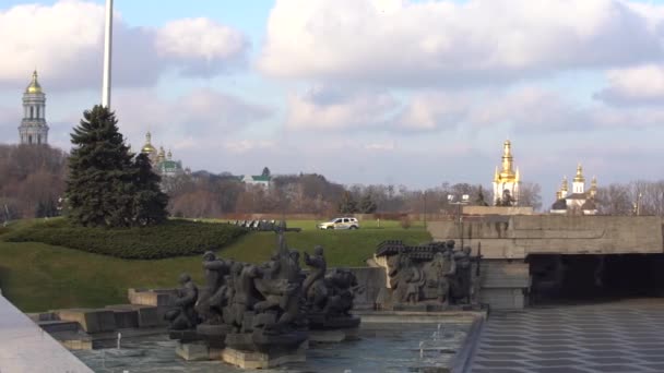 Tanques coloridos Segunda Guerra Mundial no Museu de História da Pátria com vista para o rio da cidade, Kiev Ucrânia. — Vídeo de Stock