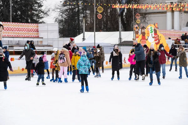 Kiev Oekraïne - 11 januari 2021: Schaatbaan op het grondgebied van het Nationaal Complex "Expocenter van Oekraïne" VDNH — Stockfoto