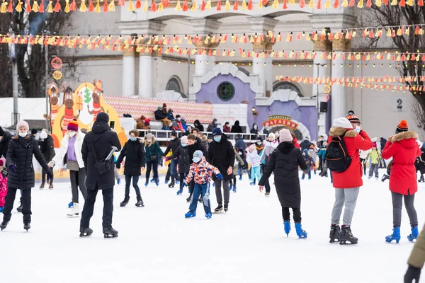 Kiev Oekraïne - 11 januari 2021: Schaatbaan op het grondgebied van het Nationaal Complex "Expocenter van Oekraïne" VDNH — Stockfoto