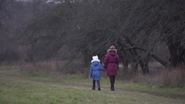 İnsanlar ocak ayında kasvetli parkta yürür