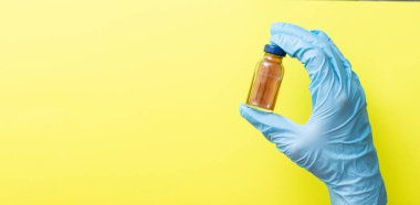 Sarı arka planda el ele tutuşan uyuşturucu alternatif tıp konsepti