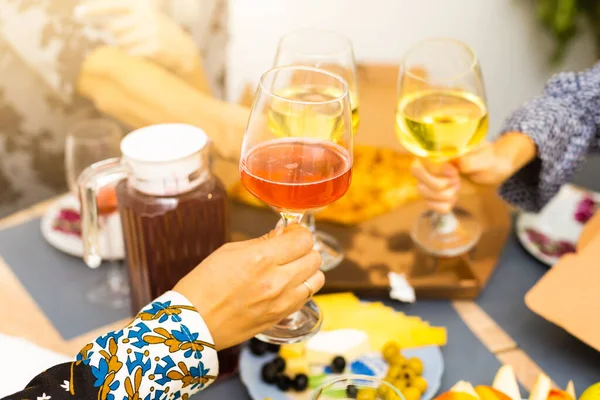 Bicchieri Clinking con vino bianco e tostatura — Foto Stock
