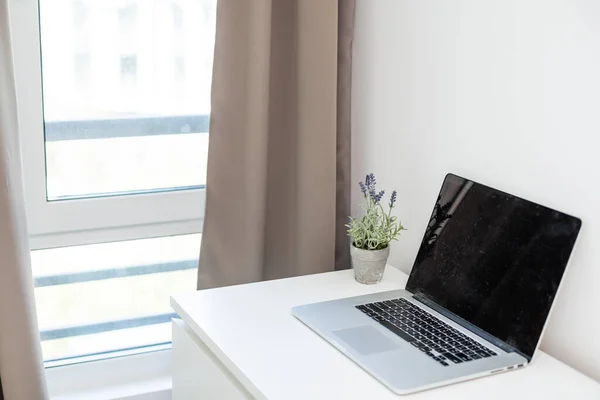 Ordenador portátil pantalla blanca en blanco en la vista frontal de la mesa de trabajo —  Fotos de Stock