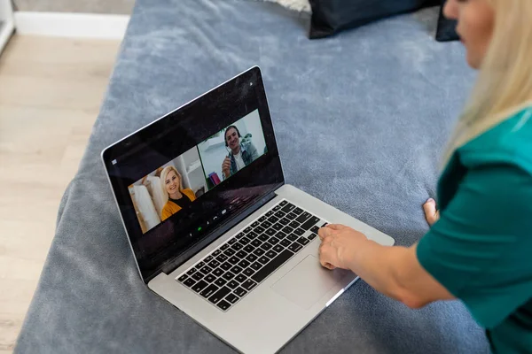 Donna che fa videochat con i colleghi a tavola in ufficio, primo piano — Foto Stock