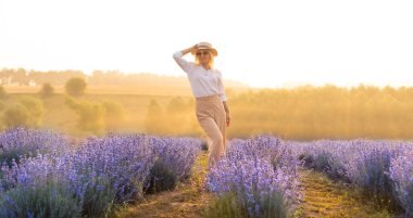 Lavanta Tarlasında Yürüyen Bir Kadın